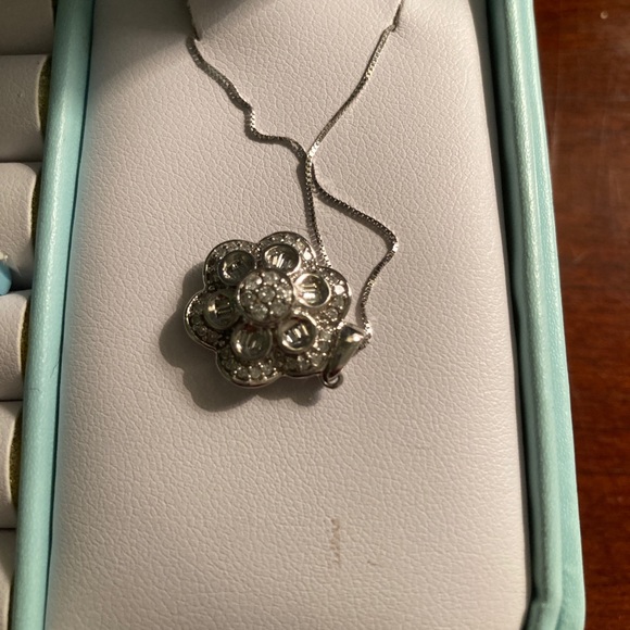 10 karat white gold chain with diamond flower - Picture 4 of 4